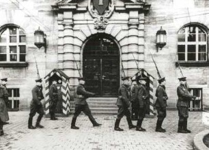 Nürnberg, Nürnberger Prozeß 1945/46, Wachablösung sowjetischer Soldaten vor dem Nürnberger Justizpalast