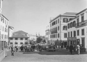Straßenszene : Blick über einen Platz in Funchal