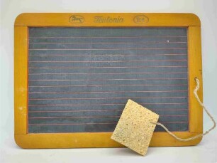 Schiefertafel - Teutonia mit Schwämmchen