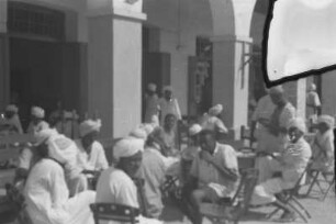 Café : Blick auf den Freisitz eines Cafés.