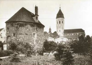 Freystadt in Schlesien (heute: Kozuchów), Crossener Torturm mit der Stadtpfarrkirche im Hintergrund