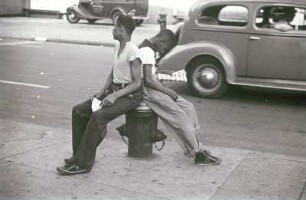 Reisefotos USA. New York. Zwei junge Männer auf einem Hydranten sitzend