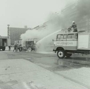 Berlin: Großübung der Feuerwehr : Berlin: Großübung der Feuerwehr. Retten von Personen und Brandbekämpfung mit Schwerschaum nach Zusammenstoss zweier LKW mit Brandfolge