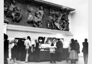 Besucher am Verkaufsstand im pergamonsaal im Pergamonmuseum