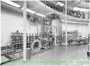 Tank der Helium-Gaskälteanlage des Projekts Kalte Neutronenquelle (Projekt FR2/16) am Forschungsreaktor 2 (FR 2)