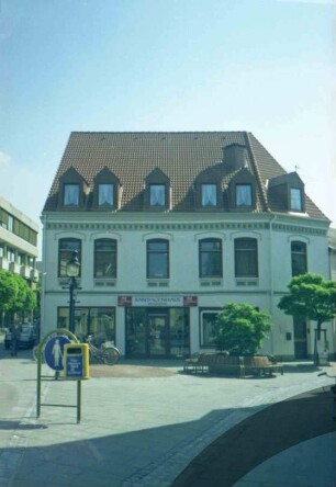 Hindenburgstraße 34: Eckhaus: im Erdgeschoss Sanitätsgeschäft Bandagenhaus: vorne links Einmündung in Hagenstraße: hinten links Hauptstelle der Kreissparkasse Stormarn