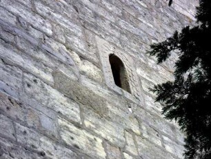 Kirchturm im Süden - Mittelgeschoß mit Werksteinen im Mauersteinverband sowie Rundbogenfenster mit Flachrelief-Ornamentik im Detail