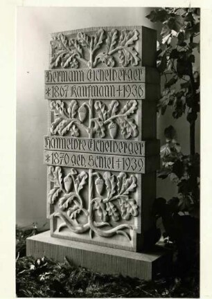 Meisterschule für Handwerker. Grabmal in grün-grauem Pfälzer Sandstein