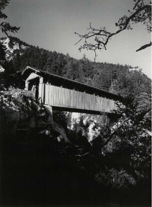 Holzgedeckte Brücke bei Wiesen
