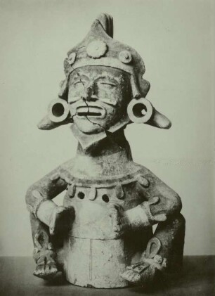 Maenilxochitl-Xochipilli, aztekischer Gott der Musik und Belustigungen, aus dem Rachen eines Vogels schauend