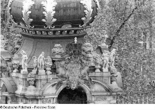 Zwinger. Kronentor