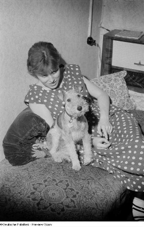 Porträt Renate Rössing mit Hund