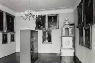 Schloss Kuckuckstein, Saal mit Bildnissen der Logenbrüder und Ofen