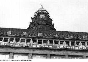 Dresden-Altstadt, Dr.-Külz-Ring. Neues Rathaus (1905/1910; K. Roth). Fassade (Teilansicht) mit Transparent