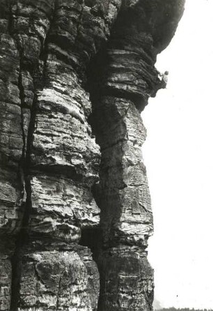 Sächsische Schweiz, Rathener Gebiet. Vorderer Gansfels. Seilschaft Franz Gnaß in der linken Ausstiegsvariante der Südwestwand (Südwand, VIIa)