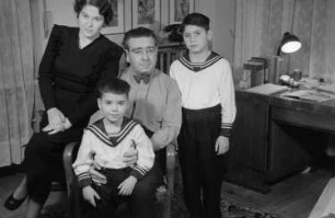 Porträtaufnahmen des Staatssekretärs Dr. Leo Zuckermann und seiner Familie : Leo Zuckermann mit Familie