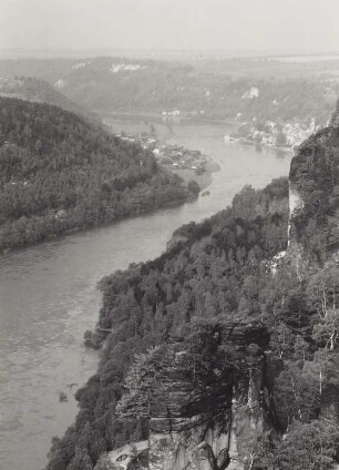 Sächsische Schweiz. Bastei-Ausblick. Wartturm gegen Elbtal mit Stadt Wehlen flußabwärts