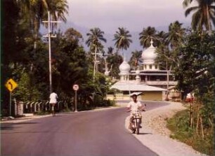 Indonesien. Sumatra. Aceh-Road. Blick gegen eine Kirche