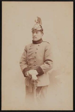 Hofmannsthal als junger Mann mit Zwirbelbart in Militär-Uniform mit Dragonerhelm im Halbprofil