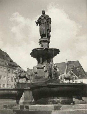 Brunnendenkmal Markgraf Otto des Reichen (1889-1897; G. Gröne). Granit, norwegischer Labradorstein. Freiberg (Sachsen), Obermarkt