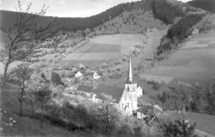 Bad Peterstal-Griesbach. Ortsteilansicht mit Dorfkirche Griesbach. Blick über das Renchtal nach Osten zum Kreuzkopf