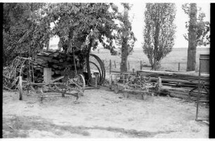 Landwirtschaftliche Maschinen vor einem Feld