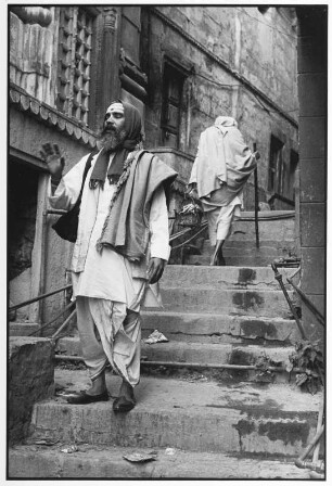 Varanasi. Sadhu auf einem Treppenaufgang
