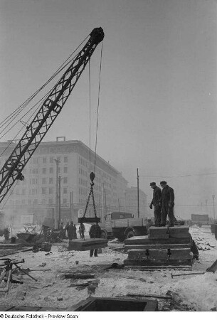 Arbeiter auf der Stalinallee (heutige Karl-Marx-Allee) bei Bauarbeiten