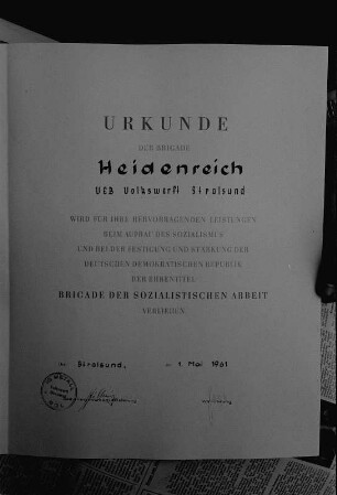 Stralsund. VEB Volkswerft Stralsund. Gewerk 114, Brigade Heidenreich. Urkunde über die Verleihung des Ehrentitels "Brigade der sozialistischen Arbeit" vom 1. Mai 1961