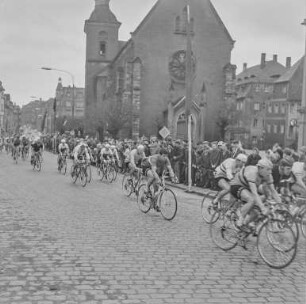 Friedensfahrt 1965 : Bautzen. Friedensfahrt 1965. Im Hintergrund die Liebfrauenkirche, Steinstraße