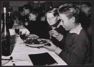 Ein Schüler bedient sich von einer kalten Platte