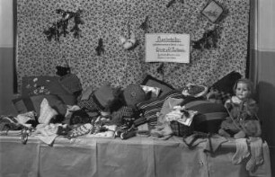 Handarbeit der Werkfrauengruppe der Firma Erfurth & Co / Strickwarenfabrik Roßwein, Goldbornstraße 5 zum Weihnachtsfest 1939
