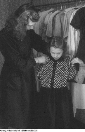 In einer Nähstube der Volkssolidarität, 1946/47