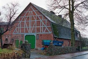 Dorfstraße 6: traufständiges Bauernhaus mit Mansarddach: Straßenfront, hinten Wohntrakt, vorne Wirtschaftstrakt: Giebelseite Wirtschaftstrakt mit Fachwerk, Scheunentor, Stalltür, Luke: links rückwärtiger Stallquerbau [angeschnitten]: davor Hof, Leiterwagen: vorne Feldsteinmauer, Hofeinfahrt, Baum