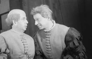 Szenenbilder aus der Komödie "Viel Lärm um nichts" von William Shakespeare im Theater am Schiffbauerdamm in Berlin
