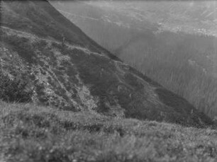 Berghang : Blick in ein Bergtal
