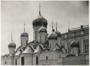 Moskau, Russland. Kreml. Mariä-Verkündigungs-Kathedrale (Blagowestschenski Sobor) (1484-1489), obere Partie der Apsiden und Kuppeln von Nordosten