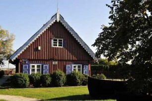 Nida (Nidden) - Farbiges Holzhaus als Museum : Die historischen Fischerhäuser auf der Kurischen Nehrung stehen zum großen Teil unter Denkmalschutz. Aufgenommen in Nida (Nidden) am 8. Oktober 2010