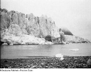 Spitzbergen. Eis- und Felsenlandschaft um Ufer des Magdalenenfjords