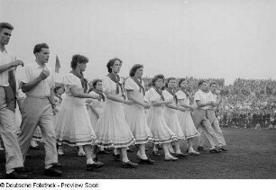 Einzug von Sportvereinigungen auf die Festwiese des Sportforums