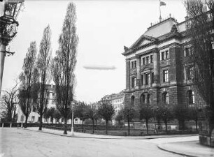 Dresden, Finanzministerium. Blick nach Nordwesten mit Luftschiff LZ 127 "Graf Zeppelin"