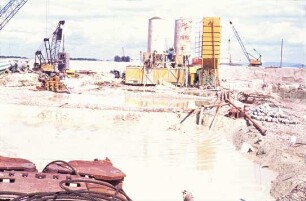 Bau des Wehrs der Staustufe Iffezheim/Rhein