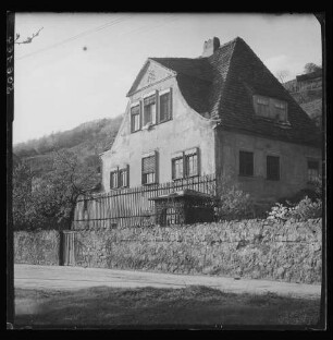 Radebeul, Am Jacobstein 40. Winzerhaus "Fliegenwedel" (Umbau um 1750). Straßenansicht