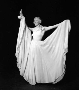 Kabarett der Komiker: Ellen el Lain in langem Kleid (Bein hoch)
