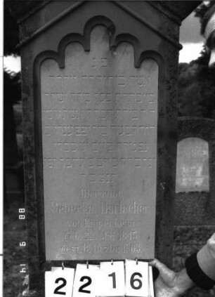 Grabstein 2216 (Index: 100097267) Maße HxBxT: 169x48x25 cm: Grabstein 2216 (Detailaufnahme)