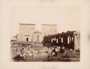 Tempel der Isis, Philae: Ansicht, Pylon mit Kolonnade und Obelisk
