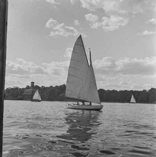 Segelboote auf der Havel, im Hintergrund die Heilandskirche von Potsdam-Sacrow