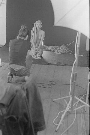 Höfgen. Akt-Pleinair 1979. Eva Mahn fotografiert ein Fotomodell mit Turban