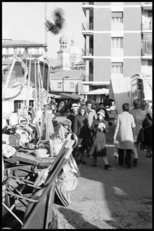 Intra: Markt, Verkaufsstände, Hintergrund Kirchturm