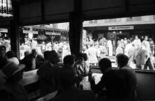 Freiburg: Freiburger Weinfest 1975; Weinbuden; voll besetzt